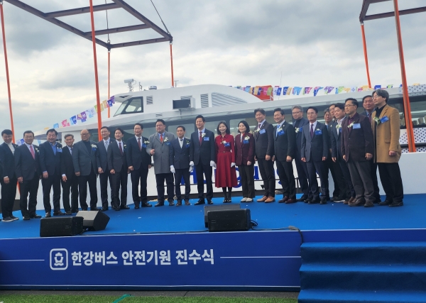 사천시 소재 업체가 제작한 한강버스가 서울 한강을 누빈다.