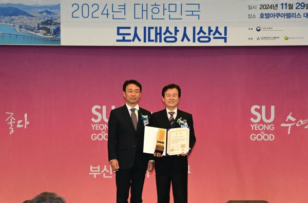 진주시는 29일 국토교통부가 주최한 도시의 지속 가능성 및 생활 인프라 수준을 평가하는 ‘2024년 대한민국 도시대상’에서 전국 229개 지자체(행정시 포함) 대상 평가에서 종합 1위를 달성하며 ‘대통령상’을 수상하는 영예를 안았다.