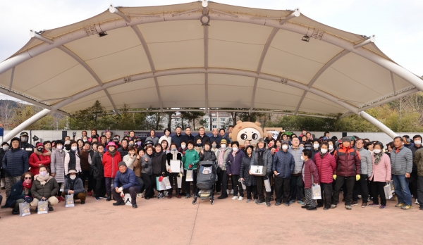 합천군은 지난 29일 초계대공원을 시작으로 적중면 일원까지 2km를 걷는 합천 운석충돌구 기체험 행사를 실시했다고 밝혔다.