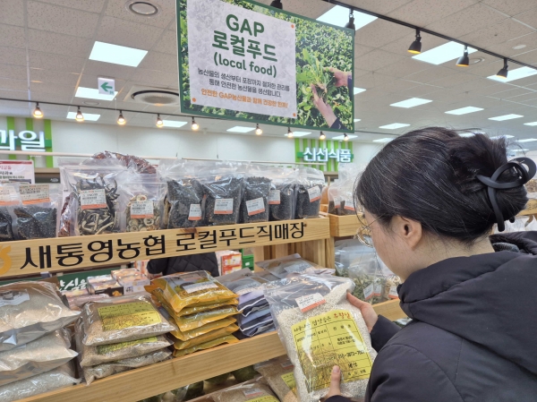 통영시(시장 천영기)는 농업 경쟁력 강화와 부가가치 증대를 목표로 용남면 일대에서 추진된 고품질 유황쌀 재배 시범사업을 성공적으로 마무리하고, 생산된 유황쌀의 우수성을 알리기 위한 본격적인 홍보 활동에 나섰다고 2일 밝혔다.