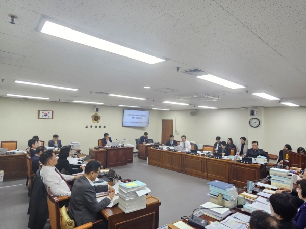 경남도의회 교육위원회(위원장 이찬호)는 2일부터 4일까지 제419회 정례회 교육위원회에서 2025년도 경상남도교육비특별회계 예산안, 2025년도 경상남도교육청 기금운용 계획안 심의를 마무리하고 미래교육지구(우리동네마을배움터 운영), CI 간판교체, 미래교육AI서버 구축(아이톡톡), 예술강사 지원사업 등 총 125억 5,500원이 감액된 수정안을 가결했다.