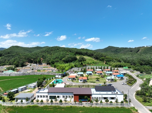 합천군(군수 김윤철)이 2025년도 농업창업단지 입교생을 24일까지 모집한다. 이번 모집은 원룸형 7세대와 투룸형 3세대 등 총 10세대를 대상으로 진행된다.