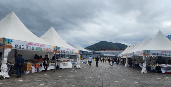 의령군은 지난 3일 운영을 마지막으로 ‘의령 토요애 농특산물 직거래 장터’ 올해 일정을 마무리했다고 밝혔다.