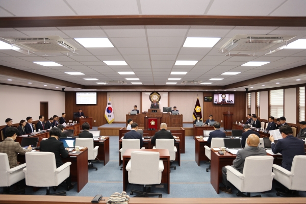 합천군의회(의장 정봉훈)는 5일 제286회 합천군의회 제2차 정례회 제2차 본회의를 개회했다.