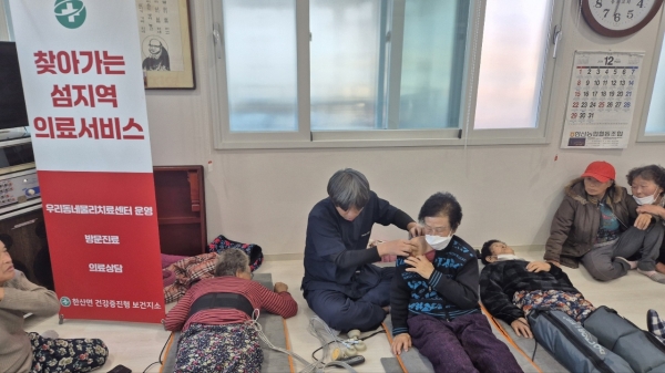통영시(시장 천영기)는 의료기관에 방문하기 어려운 도서 지역 어르신들의 건강관리를 위해 찾아가는 ‘우리동네 물리치료센터’를 운영하고 있다고 6일 밝혔다.