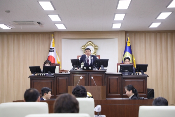 의령군의회(의장 김규찬)는 6일 제289회 의령군의회 제2차 정례회 제2차 본회의에서 2025년도 예산안 등의 안건을 처리하고 폐회를 끝으로 올해 의정활동을 마무리 하였다.