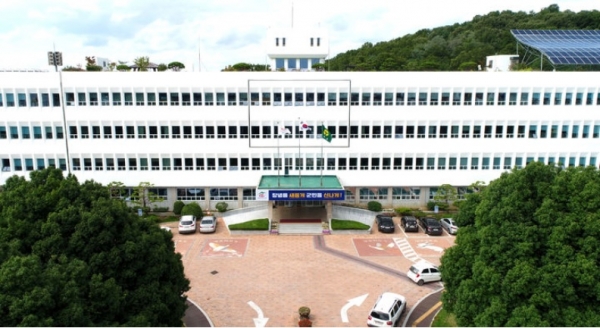 창녕군(군수 성낙인)은 어르신들의 활기찬 노후생활과 사회참여 기회를 지원하기 위해 2025년 노인일자리 및 사회활동 지원사업 참여자 2,660명을 모집한다고 밝혔다.