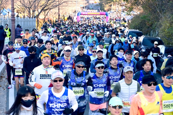 전국의 마라토너 5000여 명이 참가한 ‘제34회 진주마라톤대회’가 8일 진양호 노을공원(남강댐 물 문화관) 일원에서 개최됐다.
