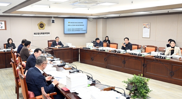 경상남도의회 교육청소관 예산결산특별위원회(위원장 최동원, 국힘, 김해3)는 지난 5일부터 6일 양일간 2025년도 경상남도교육비특별회계 예산안 및 기금운용계획안에 대하여 종합심사를 실시하고, 수정안을 가결했다.