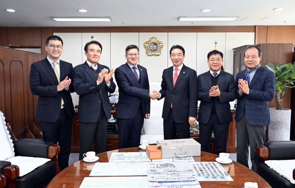 최학범 경남도의회 의장은 10일 의장실에서 주부산 중국총영사관 진일표 총영사, 홍서전 정무과장을 만나 중국과 경남도의회 우호교류 협력방안에 대한 다양한 의견을 나눴다.