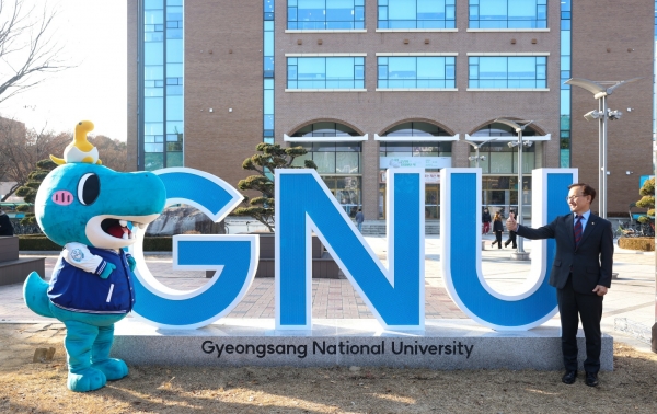 경상국립대학교(GNU·총장 권진회)는 10일 오후 가좌캠퍼스 중앙도서관 앞 광장에서 ‘GNU 레터링 조형물 제막식’을 개최했다.