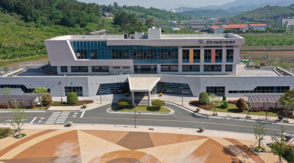 진주시는 지난 10일 ‘2024년도 기본형 공익직불금’ 185억 원을 1만 5206농가 8367ha에 지급했다고 밝혔다.