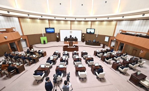 진주시의회는 13일 내년도 본예산안 등 각종 의안을 처리하며 올해 회기를 마무리했다.