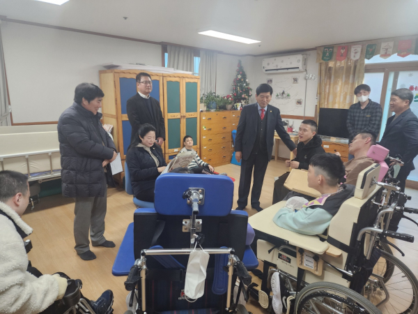 경상남도의회 교육위원회(위원장 이찬호)는 27일 창원시 웅남동 소재 장애인 복지시설 풀잎마을을 방문하여 연말연시 봉사활동을 실시했다.