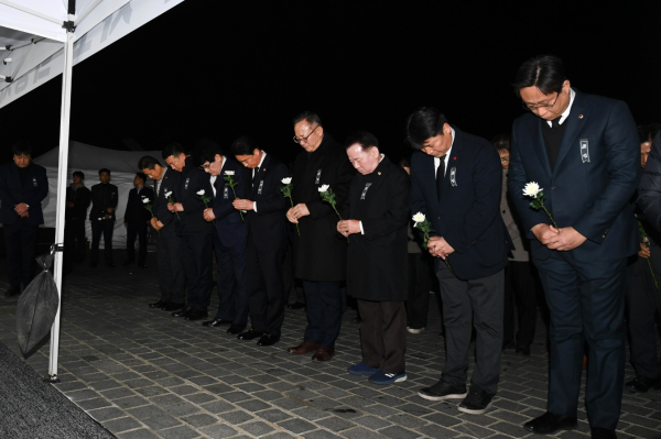 경상남도의회 최학범 의장 및 의원, 간부공무원 30여명은 30일 제주항공 여객기 사고와 관련하여 경남도청에 마련된 합동분향소를 방문해 희생자들에게 조의를 표했다.