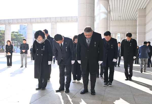 진주시의회는 백승흥 의장을 비롯한 시의원들이 31일 진주시에서 마련한 제주항공 여객기 참사희생자 합동분향소에서 참배했다고 밝혔다.