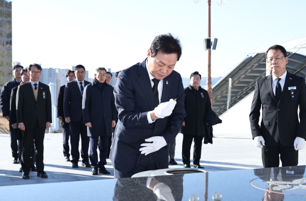 1월 1일 박완수 도지사를 비롯한 도 간부공무원들은 국립 3·15민주묘지와 창원 충혼탑을 참배하고 경상남도 광역이동지원센터를 방문하며 2025년 을사년 새해의 첫 공식 업무를 시작했다.