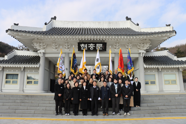 산청교육지원청(교육장 김덕현)이 2일 전 직원이 참석한 가운데 국립산청호국원 참배 및 시무식을 갖고 2025년을 힘차게 출발했다.
