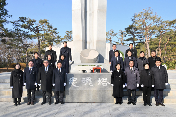 진주시의회는 지난 2일 신년 참배에 나서며 2025년 을사년 새해 공식 의정활동의 시작을 알렸다.