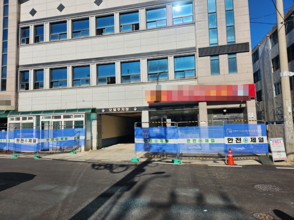 진주시 신안동 주택가의 한 모텔에서 주말 철거공사를 강행하다 주민들에게 피해를 주고 있어 진주시의 관리·감독이 요구되고 있다.