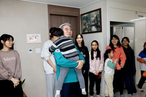 의령군은 올해부터 의령에서 두 자녀 이상을 양육하는 가구는 매월 1인당 10만 원을 받게 된다고 밝혔다.