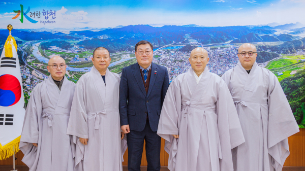 대한불교조계종 법보종찰 해인사(주지 혜일스님)는 7일 합천군(군수 김윤철)에 새해맞이 백미 250포(5,000kg)를 기탁했다.