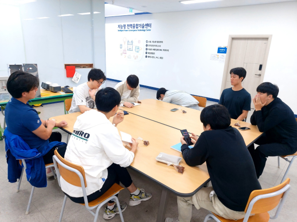진주폴리텍대학(학장 하정미) 스마트전기과는 전력설비 및 소방설비 유지관리 분야의 전문기술 인력을 양성하며, 4차 산업혁명을 이끌어갈 현장실무형 교육을 제공하는 학과로 주목받고 있다.