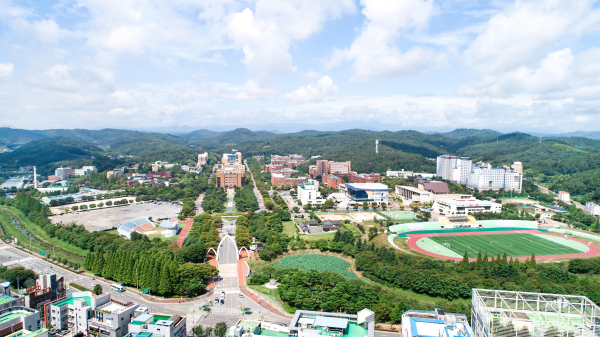 경상국립대학교, 충북대학교, 강원대학교, 경북대학교, 부산대학교, 전남대학교, 전북대학교, 제주대학교, 충남대학교로 구성된 9개 국가거점국립대가 2025학년도 학부생 등록금 동결을 결정했다.
