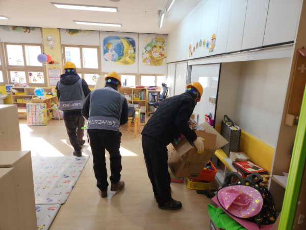 진주교육지원청(교육장 김경규) 학교통합지원센터가 13일부터 새학년 맞이를 위해 겨울방학 학교시설지원을 출발했다.