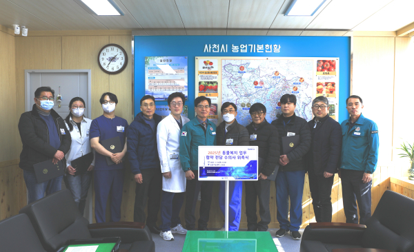 사천시는 14일 사천시농업기술센터에서 유기동물 보호와 동물복지 향상을 위해 관내 동물병원 8개소에 대해 전담 수의사 위촉장을 수여했다.