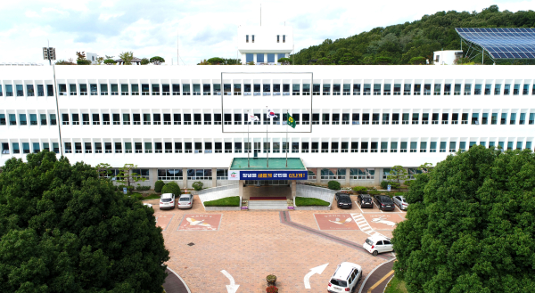창녕군(군수 성낙인)은 지난 13일 발생한 대합면 육용오리 사육농가에 조류인플루엔자(H5형)가 발생함에 따라 추가 확산 방지를 위해 우포늪 탐방로 출입을 일부 제한한다고 14일 밝혔다.