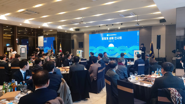 진주상공회의소(회장 허성두)는 을사년 새해를 맞아 16일 MBC컨벤션진주 대연회장에서 ‘2025 경제계 새해인사회’를 개최하고 지역의 발전과 화합을 다짐했다.