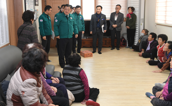 거창군은 17일 오후 박명균 경상남도 행정부지사 및 도 자연재난과장, 노인정책과장 등을 비롯한 경상남도 한파 대비 대응관계자와 거창군 부군수, 안전건설국장, 안전총괄과장, 거창읍장 등이 합동으로 한파 쉼터와 보건소를 방문하여 현장점검을 실시하였다고 밝혔다.