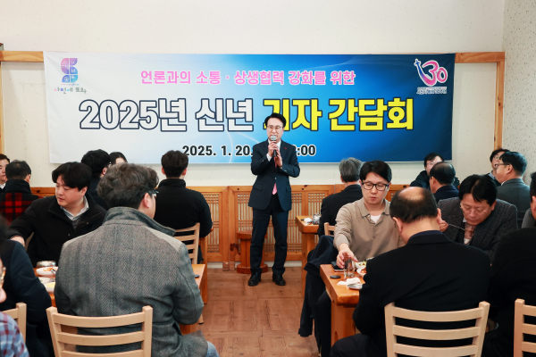 사천시는 20일 용현면에 소재한 식당에서 언론과의 소통, 상생협력 강화를 위한 ‘2025년 신년 기자 간담회’를 개최했다.