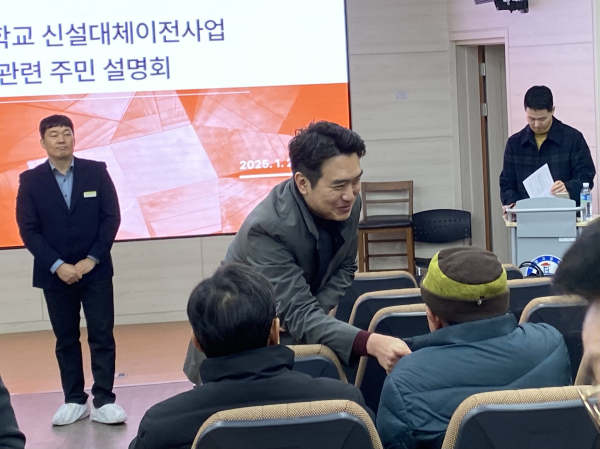 정재욱 경남도의원(국민의힘, 진주1)이 24일 진주혁신도시 내 대곡고 신설대체 이전과 관련한 주민설명회에 참석해 주민들과 소통하는 시간을 가졌다.