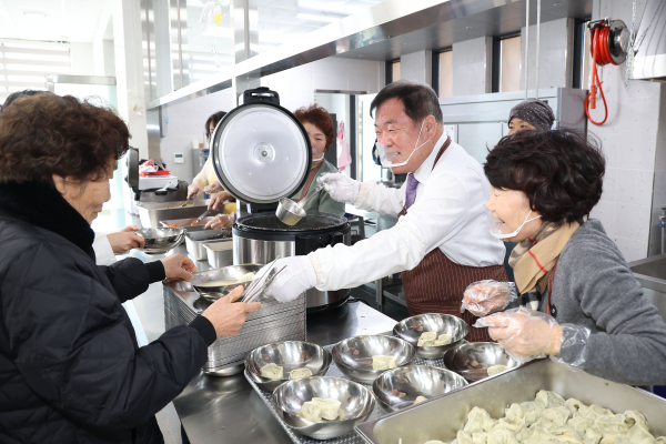 산청군은 지난 24일 이승화 군수가 무료 배식 봉사 활동을 실시했다고 밝혔다.