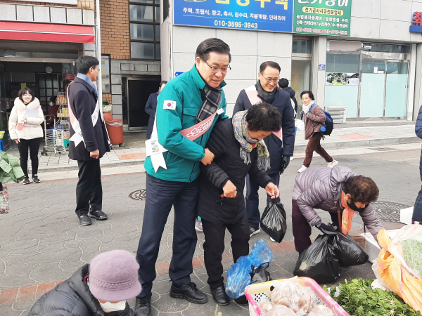 진병영 함양군수가 지난 25일 설 명절을 앞두고 훈훈한 명절 분위기를 조성하고, 관내 전통시장 상인들을 격려하기 위해 안의전통시장과 토종약초시장을 연이어 방문했다.