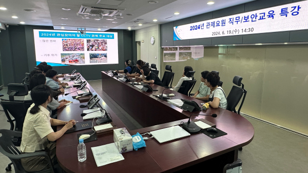 합천군 CCTV 통합관제센터는 2016년 8월 개소 이후 현재 691개소에 설치된 1,242대의 CCTV를 운영하며, 16명의 관제요원이 4조 3교대로 24시간 실시간 관제를 실시해 군민의 안전과 범죄 예방에 기여하고 있다.