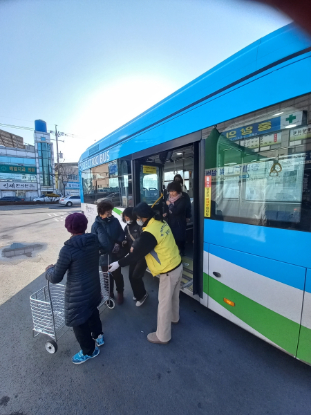 합천군은 3일부터 버스 이용객 편의제공 및 안전사고를 예방하는 승하차 도우미 7명을 배치하여 교통약자 지원에 나선다.