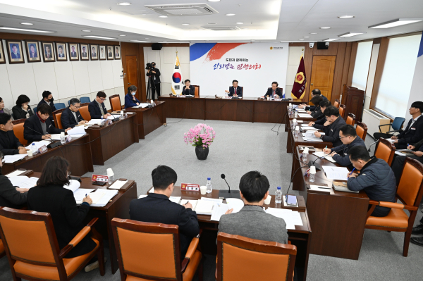경상남도의회(의장 최학범)는 4일 의정회의실에서 의회사무처 전 간부들이 참석한 가운데 민생중심 의정활동을 위한 ‘2월 현안소통 회의’를 개최했다.