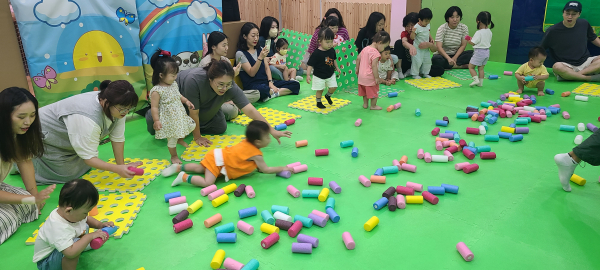 거창군 공동육아나눔터에서는 장난감 대여 서비스, 부모 교육, 부모 자녀 체험프로그램, 자녀돌봄 품앗이 지원 등 다양한 육아 서비스를 종합적으로 제공하고 있다.