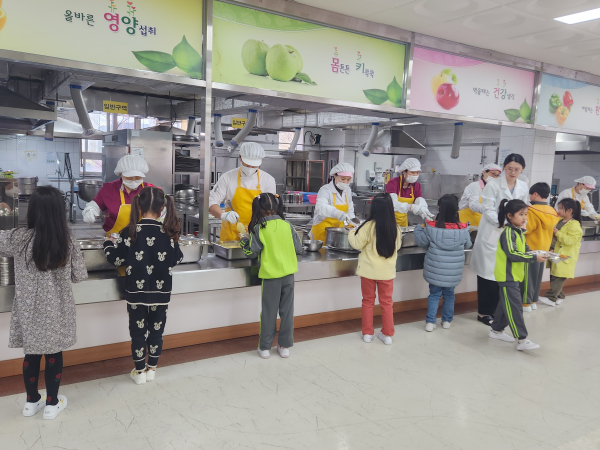 통영시(시장 천영기)는 올해 학교급식 식품비 지원단가를 5.4% 인상해 관내 38개 초․중․고․특수학교 학생 1만3천여명에게 학교급식비 95억원(통영교육지원청 46억원 포함)을 지원한다고 5일 밝혔다.