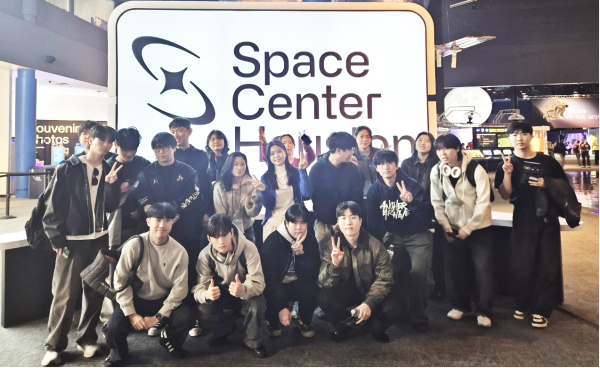 경상국립대학교(GNU·총장 권진회) 우주항공대학과 반도체 소‧부‧장 혁신융합대학 사업단은 글로벌 인재를 육성하기 위해 1월 26일~2월 2일(6박 8일) 미국 텍사스주 소재의 선진 대학 및 기업 탐방 프로그램을 공동 운영했다.