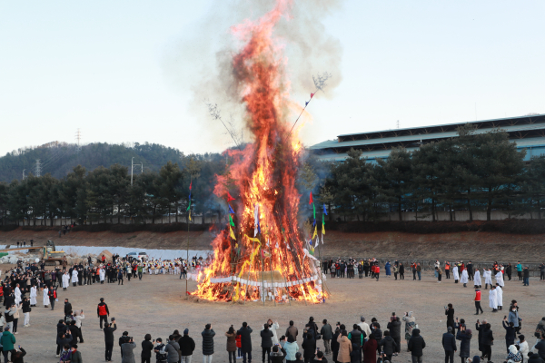 의령군은 군민과 함께 한 해 풍요를 기원하고 액을 막는 2025 을사년 제24회 정월대보름 전통민속축제를 오는 2월 12일 의령읍 공단교 둔치 일원에서 개최한다고 밝혔다.