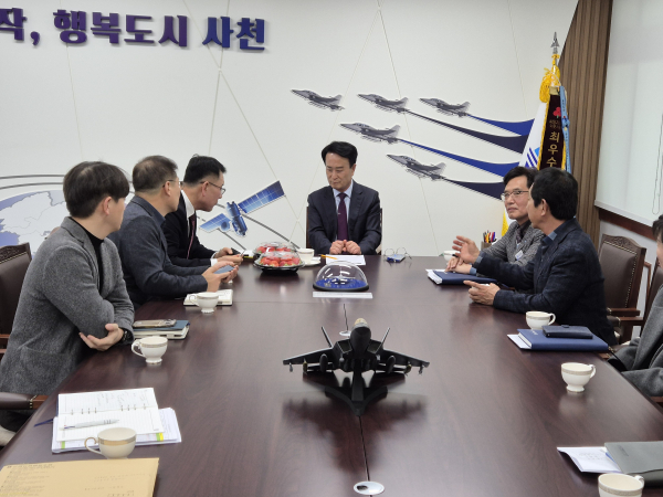 사천시는 11일 시청 시장실에서 사천딸기 수출 확대를 위한 간담회를 개최하고, 곤명지역 수출농단에서 생산된 딸기의 수출선 다변화와 신품종 딸기 판촉을 위한 현안을 논의했다고 밝혔다.