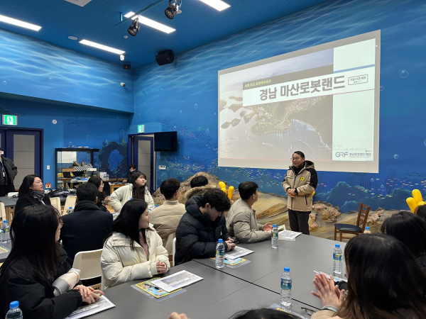 경상남도의회(의장 최학범) 제2기 대학생 인턴십이 5주 차에 접어든 가운데, 인턴들은 정책연구 실습뿐만 아니라 진로 특강과 로봇랜드 현장실습, 의회 운영위원장 간담회를 통해 지방의회의 역할을 이해하고 미래산업을 체험하며, 2월 20일 수료식을 앞두고 마지막 담금질에 박차를 가하고 있다.