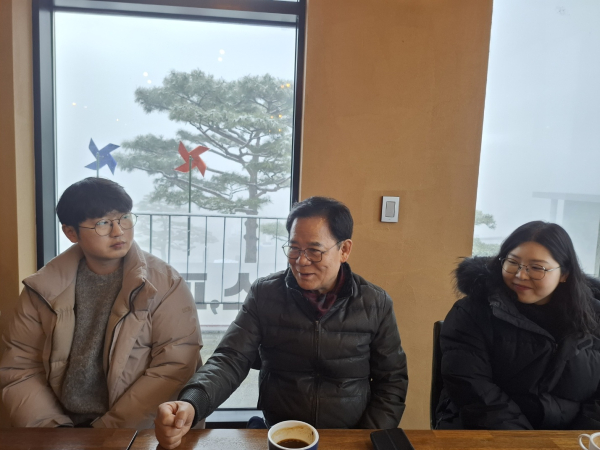 산청군의회(의장 김수한)는 지난 13일 ‘청렴과 소통’을 주제로 의회사무과 7급 이하 직원과 소통‧공감을 강화하기 위해 ‘청렴․소통 토크’를 진행했다.