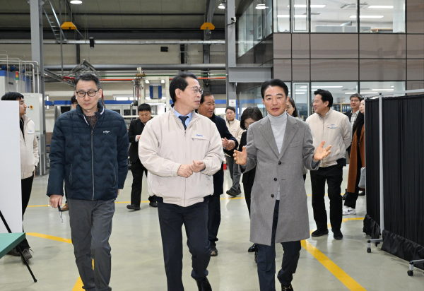 최학범 경상남도의회 의장은 13일 창원시에 위치한 범한퓨얼셀(주)(대표이사 황정태)을 방문하여 수소 모빌리티 관련 기업 애로사항을 청취하는 간담회를 가졌다.