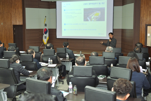 함안군은 18일 함안상공회의소 4층 대회의실에서 관내 기업체 대표·임원, 산업단지 관리자 등 기업인과 함께 함안군 산업 발전 방향 논의를 위한 간담회를 가졌다.