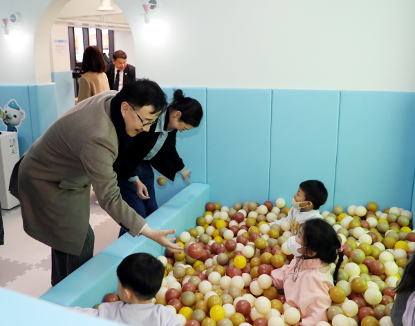 하동공설시장 키즈카페(하동시장 아이조아 노리터)가 시범운영을 거쳐 3월에 정식 개장한다.